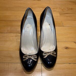 Kate Spade black patent round toe pumps with gold bows